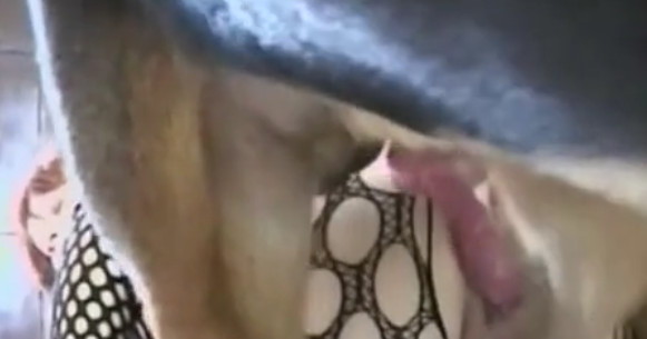 Горячая шлюшка в сексуальном наряде порется с собакой и снимает видео